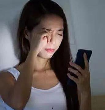 女生熬夜娱乐吃瓜酱视频